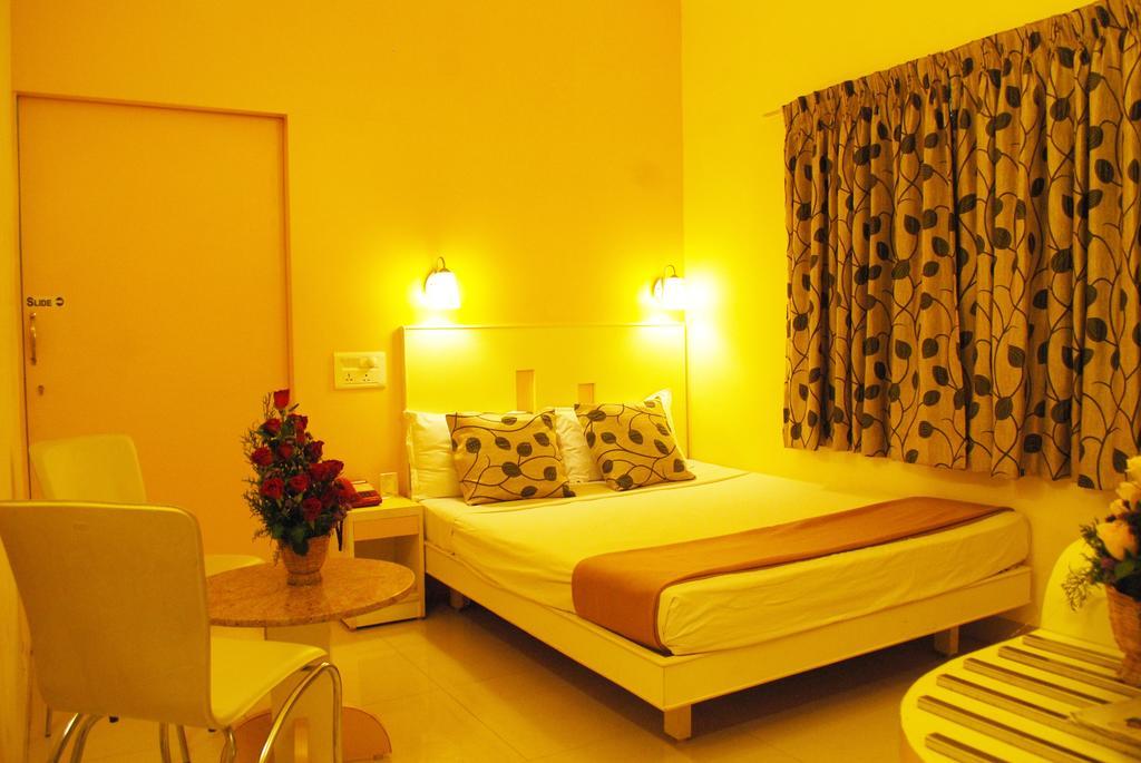 Hotel Pandian Chennai Zewnętrze zdjęcie