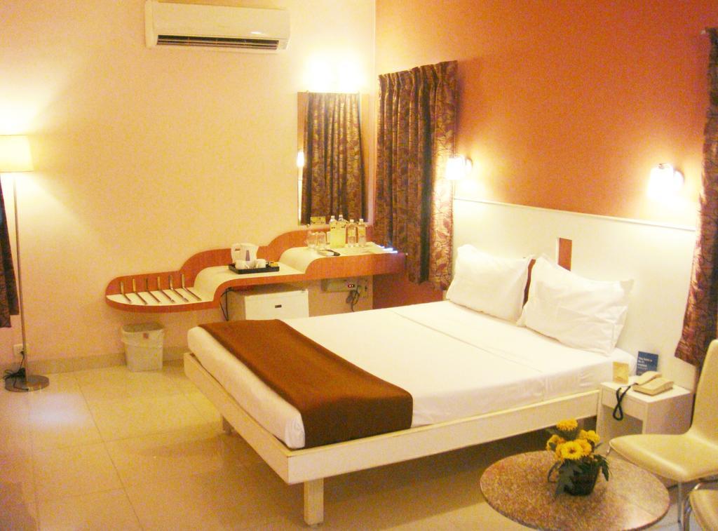 Hotel Pandian Chennai Zewnętrze zdjęcie