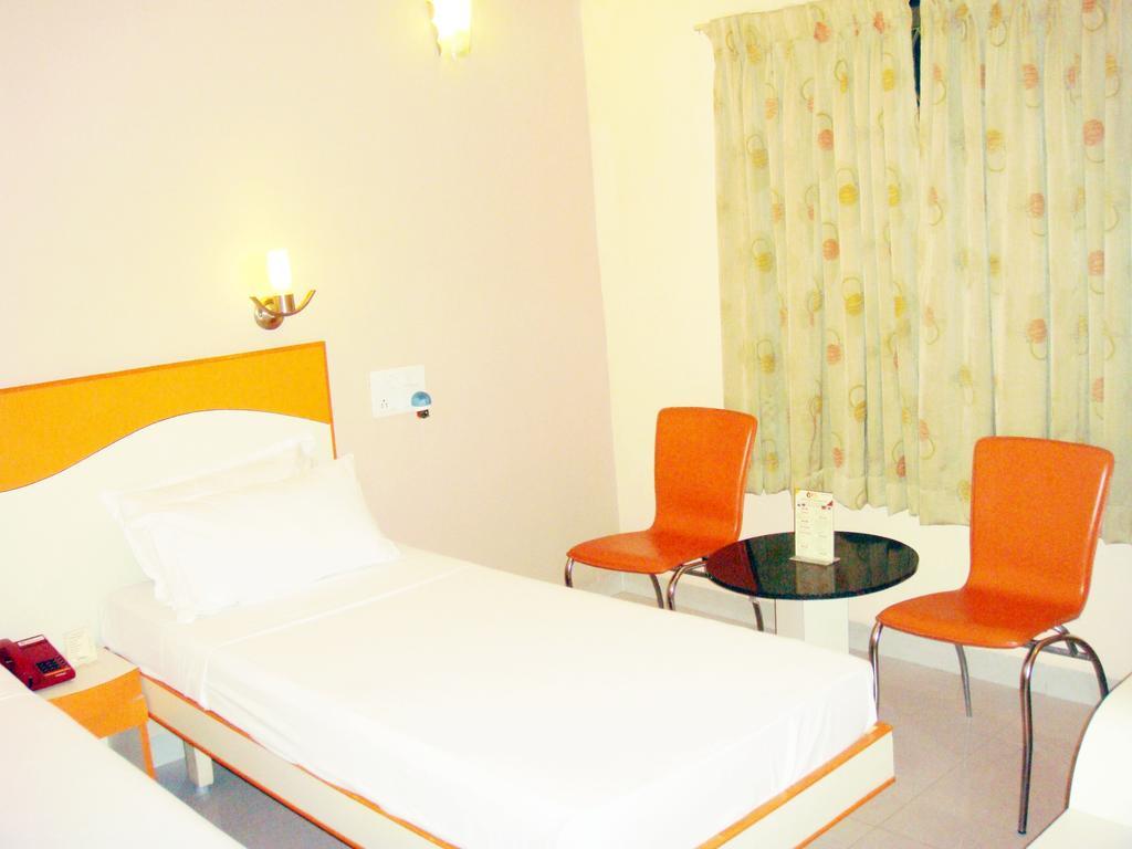 Hotel Pandian Chennai Zewnętrze zdjęcie