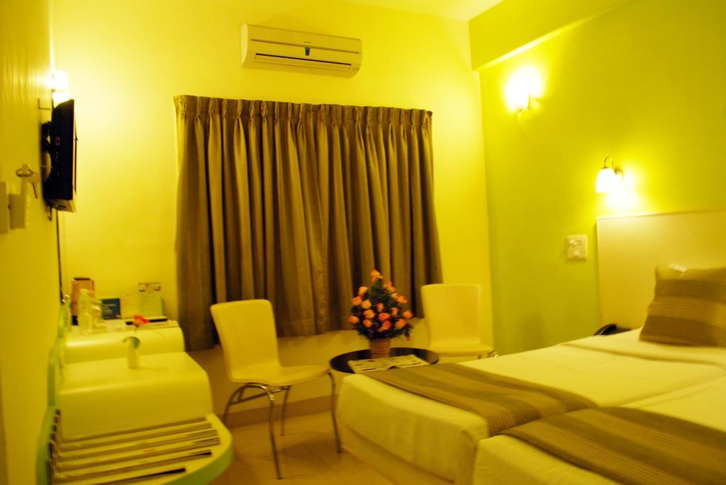 Hotel Pandian Chennai Zewnętrze zdjęcie