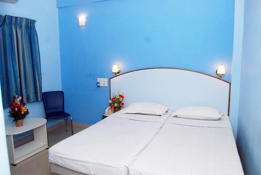 Hotel Pandian Chennai Zewnętrze zdjęcie