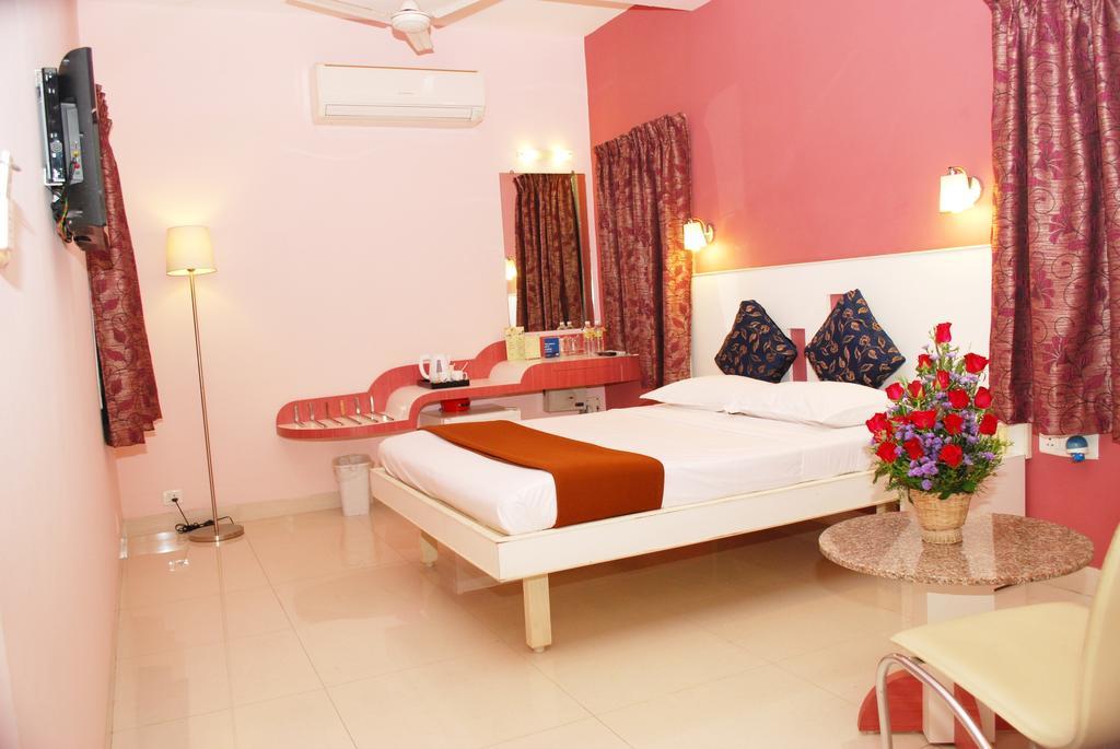 Hotel Pandian Chennai Zewnętrze zdjęcie