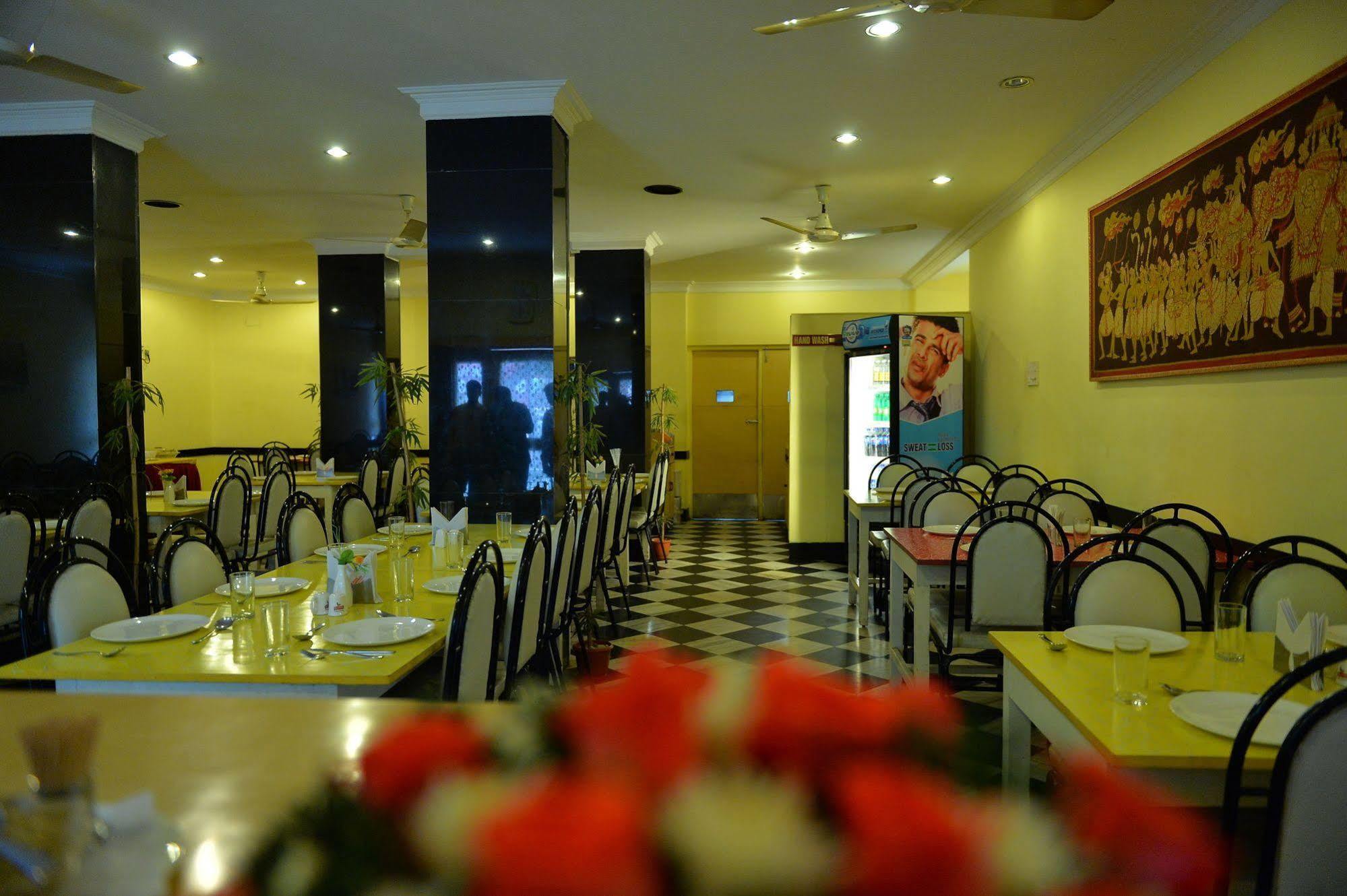 Hotel Pandian Chennai Zewnętrze zdjęcie