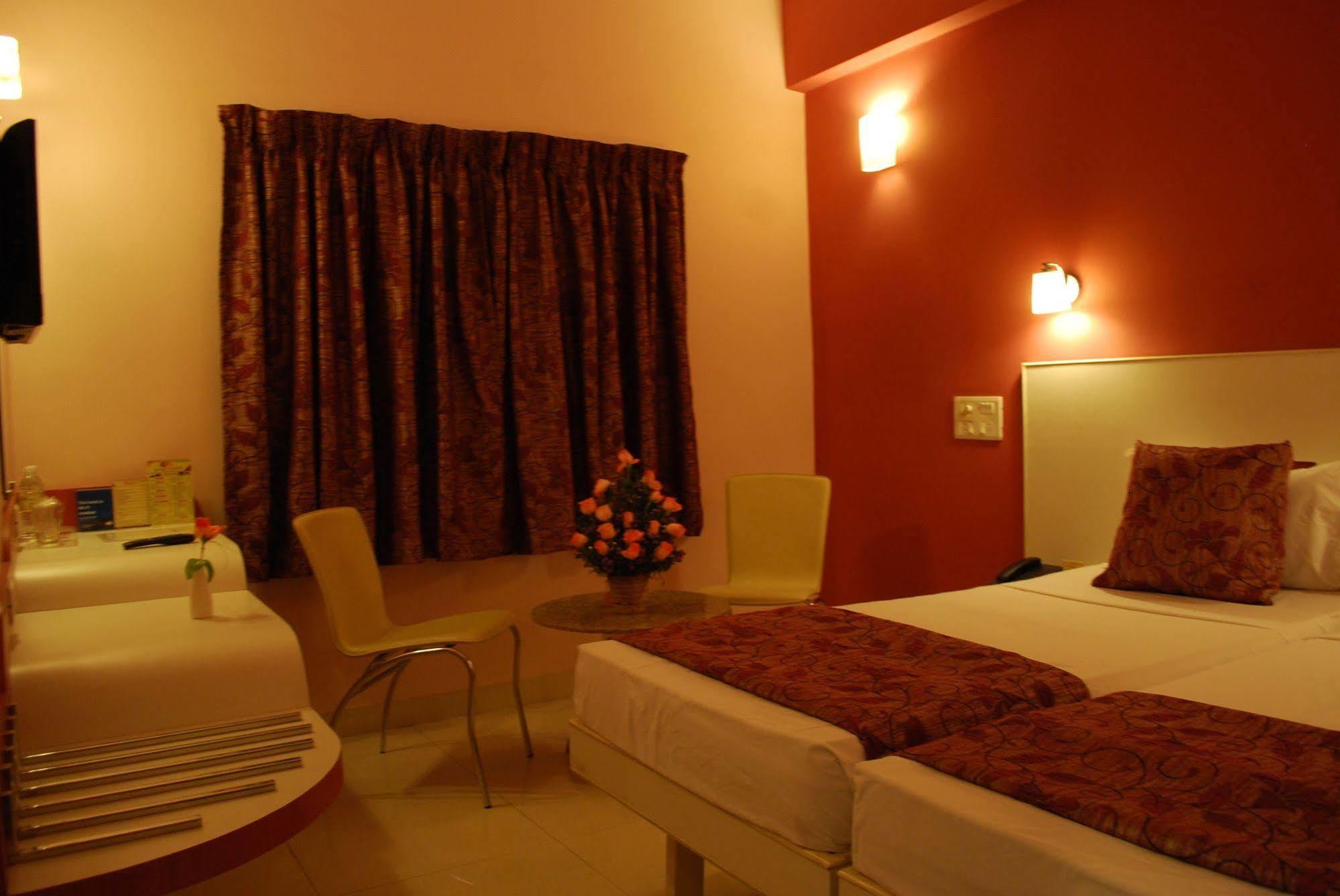 Hotel Pandian Chennai Zewnętrze zdjęcie