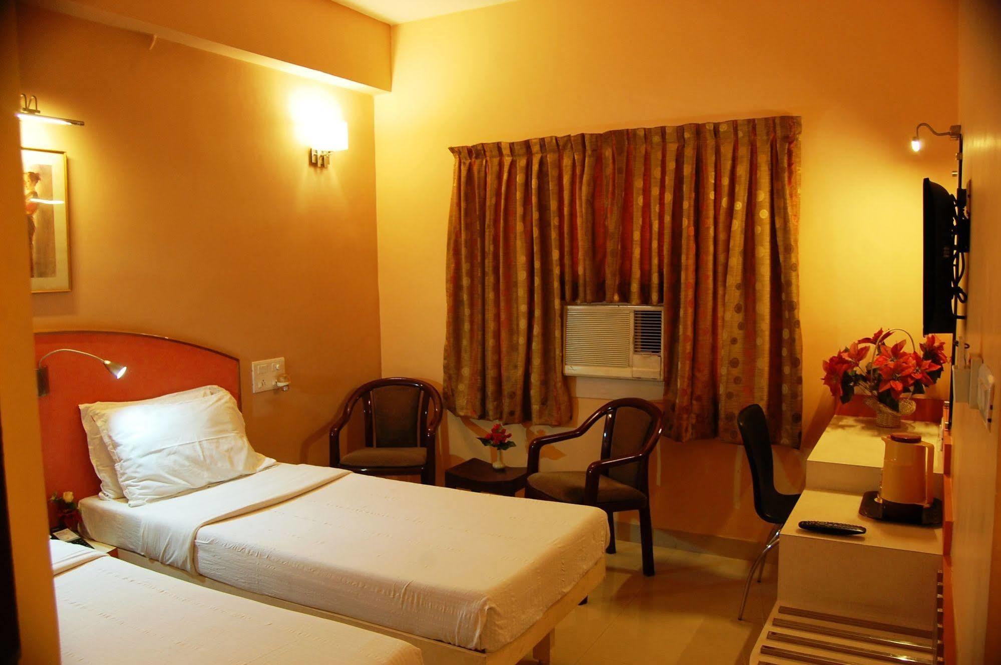 Hotel Pandian Chennai Zewnętrze zdjęcie
