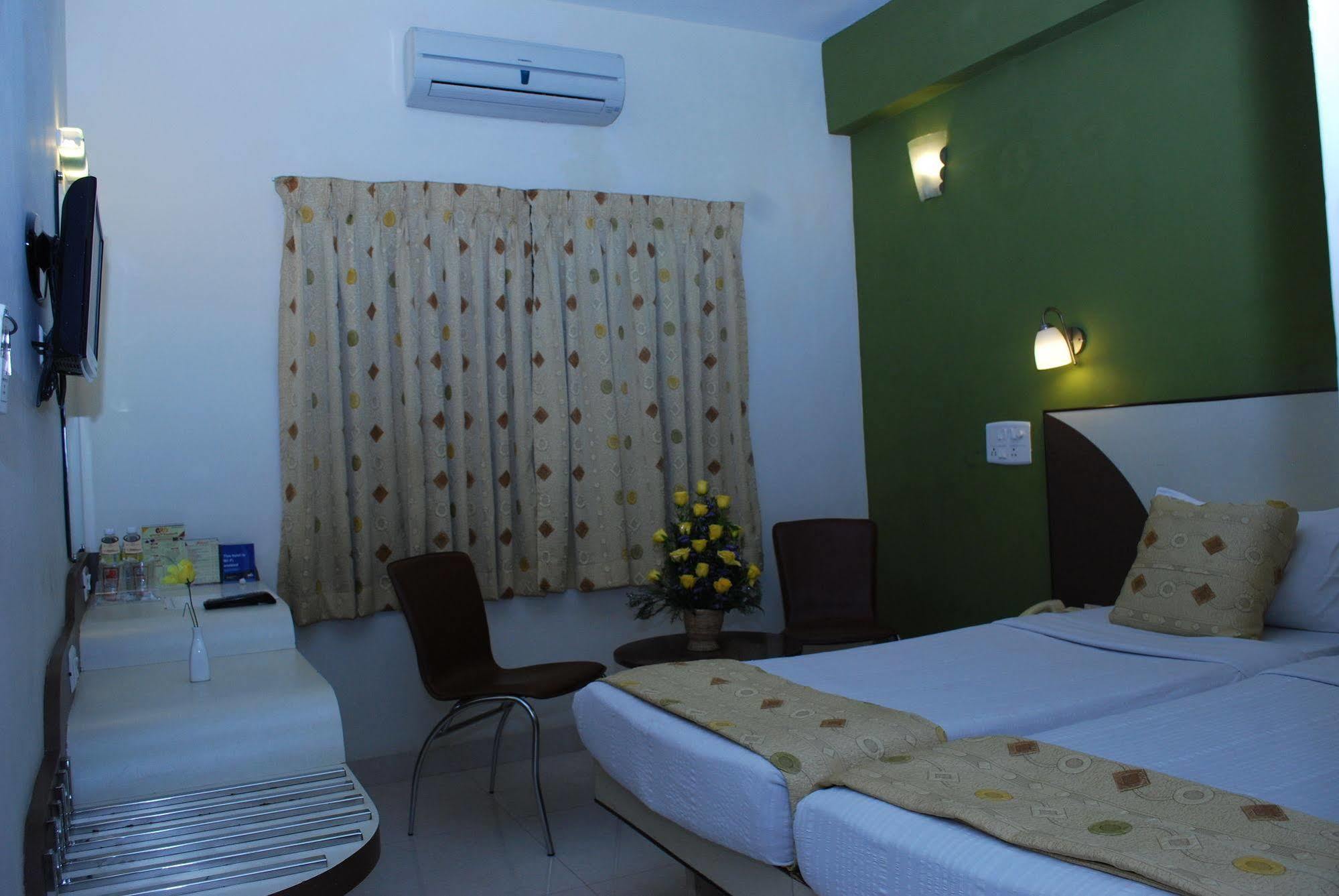 Hotel Pandian Chennai Zewnętrze zdjęcie